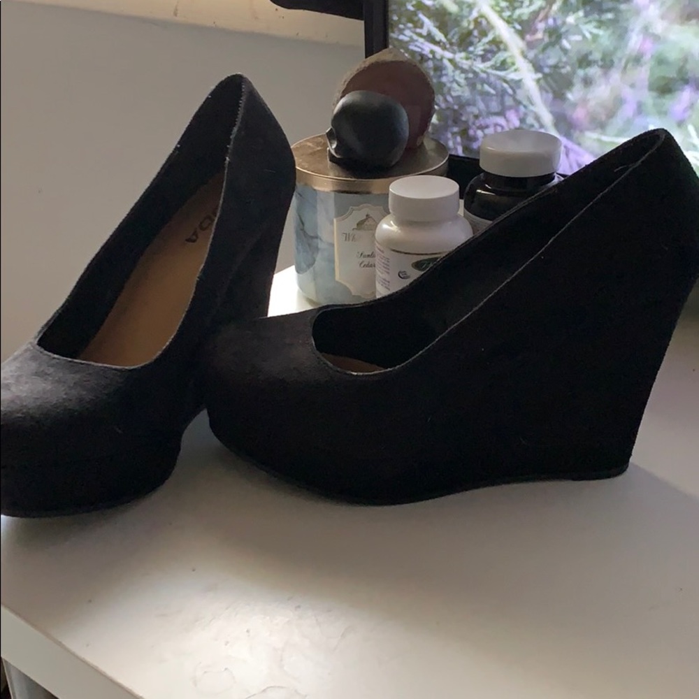 Used black wedges